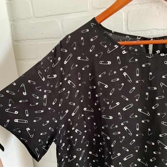 Love & Legend Tee Nursery pins print Grungy Goth Black flowy Sz 12 - Picture 2 of 5